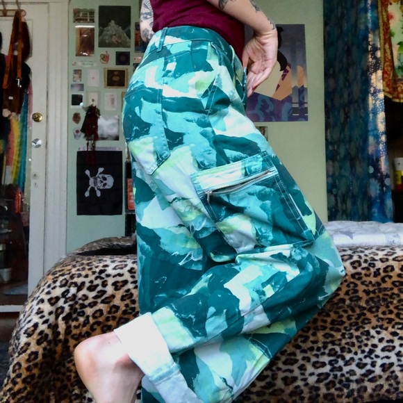 Forever 21 Green Pattern Cargo Pants - Picture 2 of 2